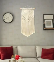 مكرمية معلقة علي الحائط