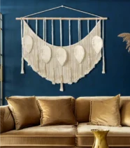 مكرمية معلقة علي الحائط