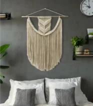 مكرمية معلقة علي الحائط