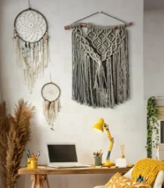 مكرمية معلقة علي الحائط