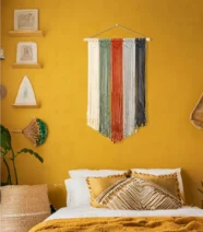 مكرمية معلقة علي الحائط