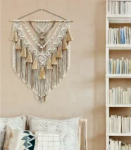 مكرمية معلقة علي الحائط