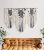 مكرمية معلقة علي الحائط