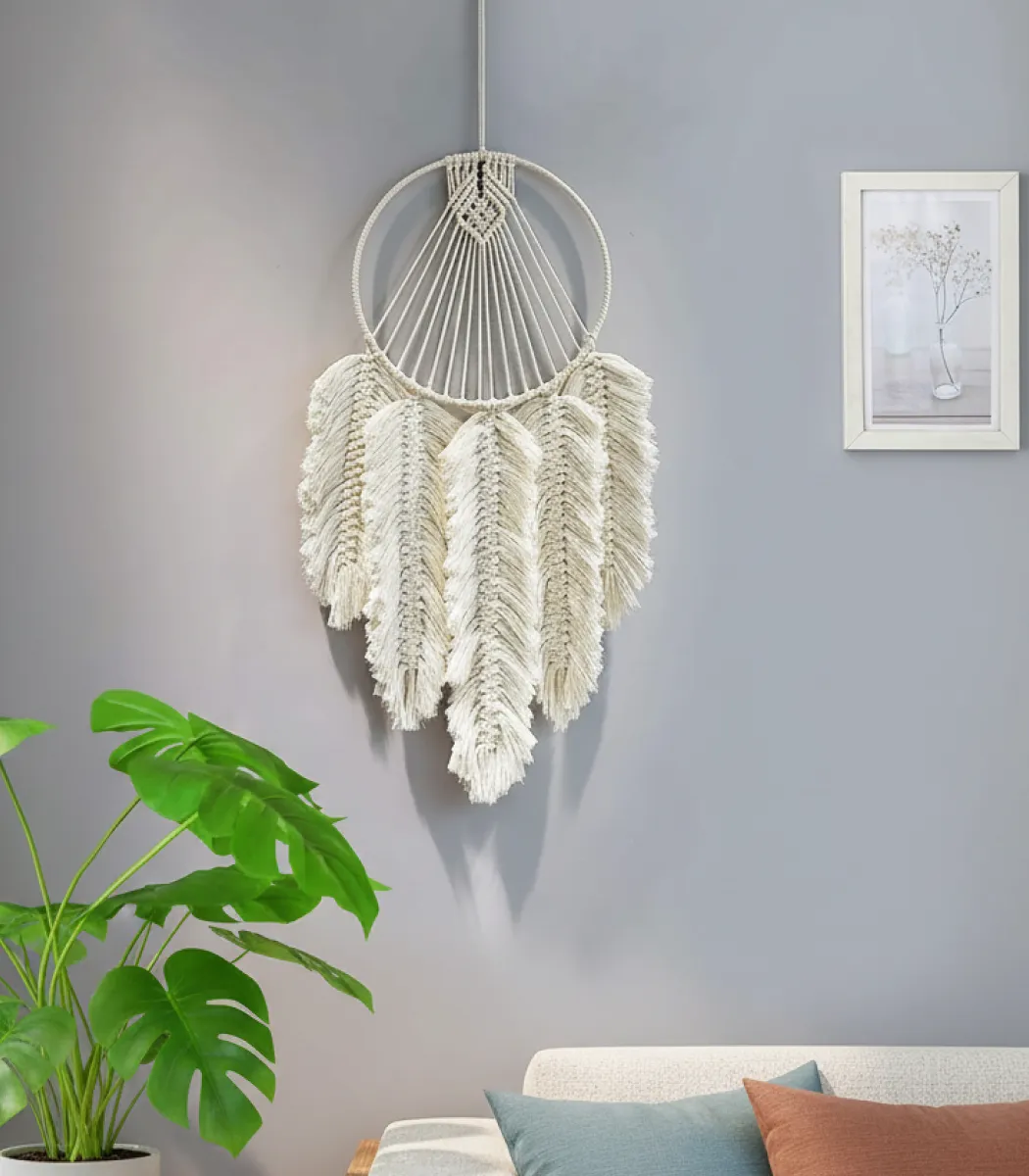 مكرمية معلقة علي الحائط